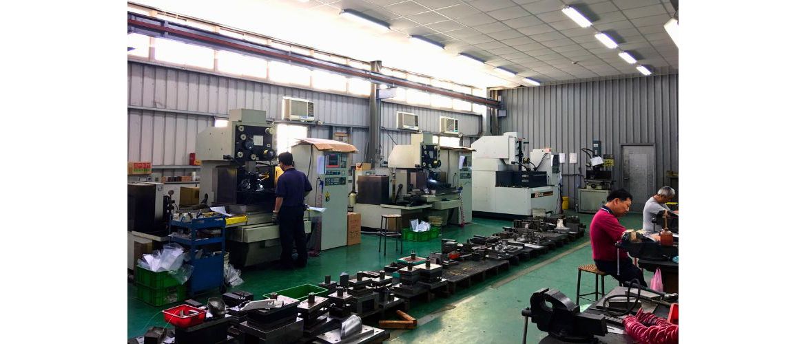 廠內進行沖壓模具開發，從模具設計、組裝、試模至交樣。