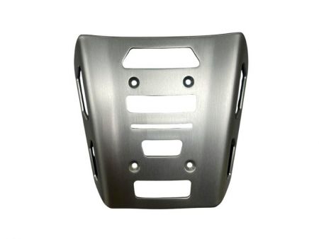 رف أمتعة دراجة نارية من الألمنيوم مقطوع بدقة - تشطيب مشطوف ومؤكسد. - رفوف أمتعة من سبائك الألمنيوم للدراجات النارية مع قطع دقيقة، وزوايا مشطوفة، وتشطيب مصقول.