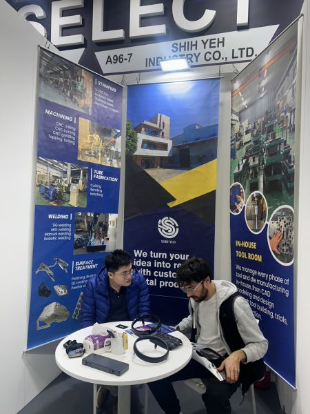 客戶參觀我們的鋼製重機零件沖壓產品