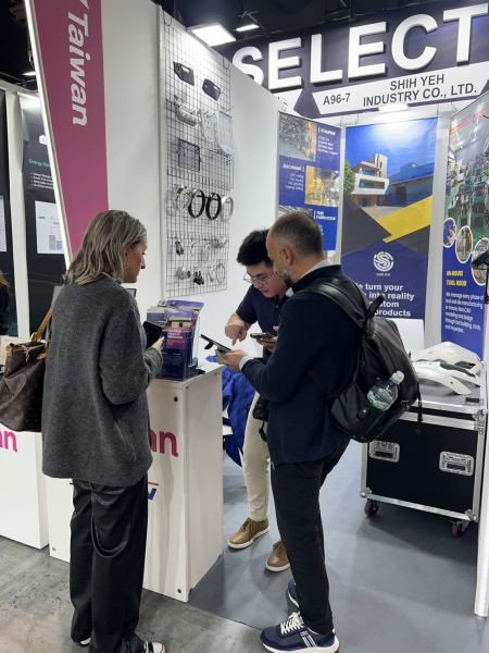 參觀者對深拉伸成形的重機外觀件表現出濃厚興趣