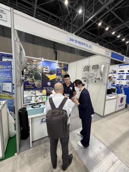 Visitantes explorando las soluciones de estampado de metal de precisión y fabricación de piezas metálicas OEM de Shih Yeh