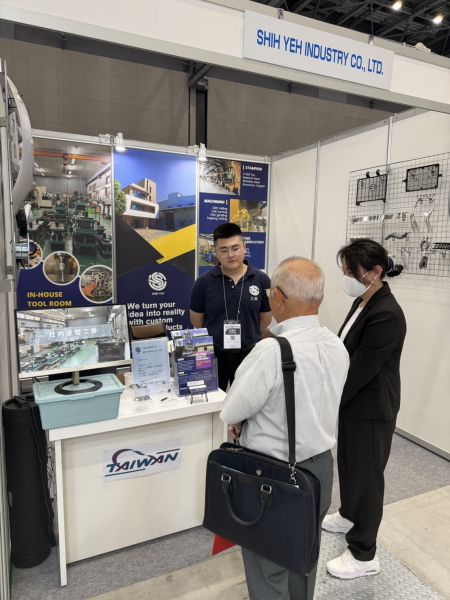 Ingenieros discutiendo soluciones de doblado de tubos, ensamblaje de soldadura y fabricación de metal personalizada