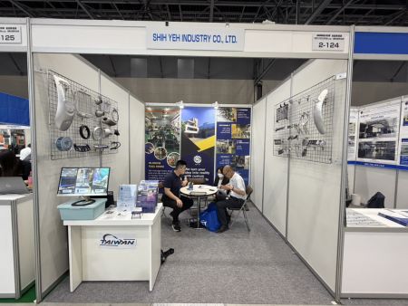 Visitantes viendo mecanizado CNC, componentes de acero inoxidable y capacidades de fabricación integrada