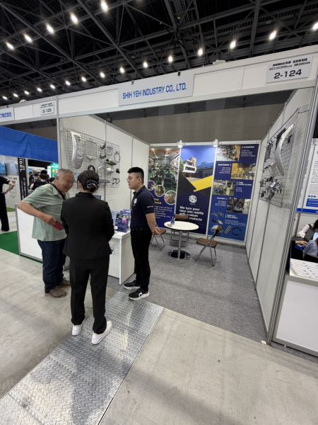 Clientes viendo tratamiento de superficie, componentes de aluminio anodizado y acabado de metal de precisión